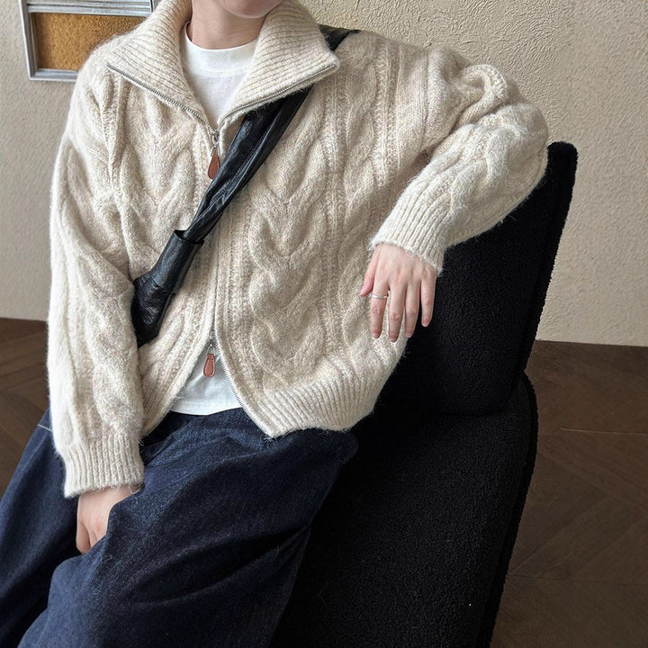Cardigan femme en tricot épais avec col montant et motifs en câble modernes Chic & Stil