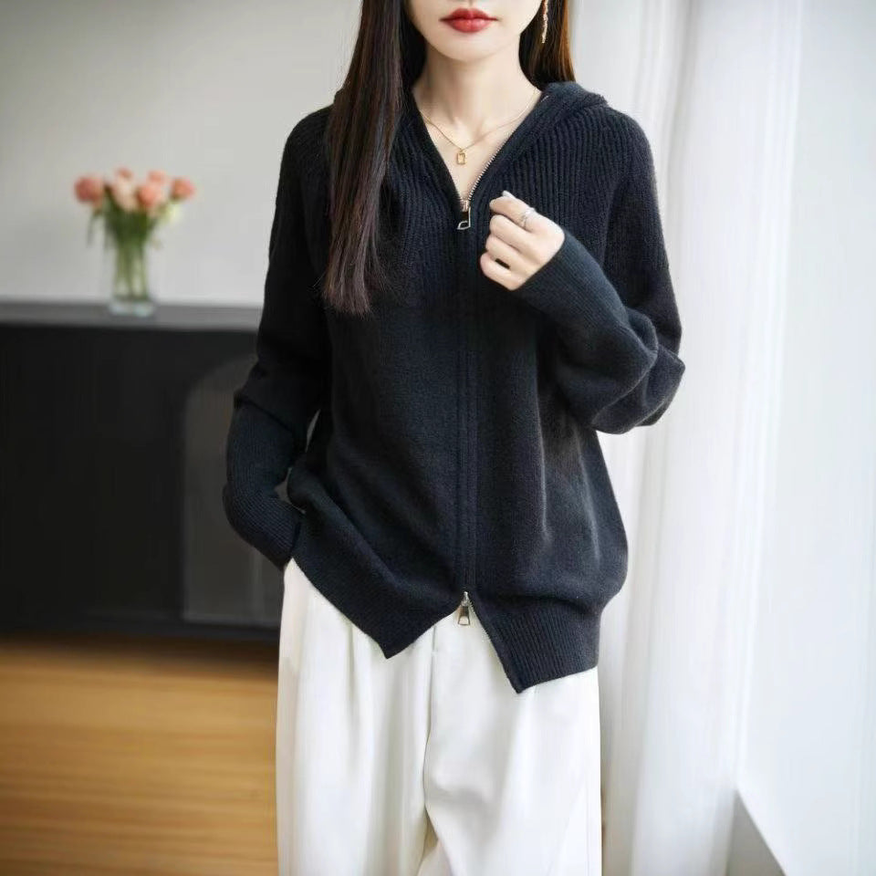 Veste à capuche pour femme avec un tricot côtelé fin et un design élégant de fermeture éclair Chic & Stil