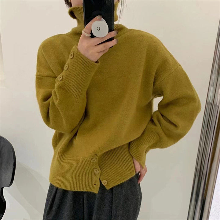 Pull à col roulé confortable pour femmes avec détails en boutons Chic & Stil