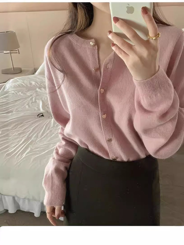 Cardigan féminin en tricot fin avec boutons décoratifs et coupe élégante Chic & Stil