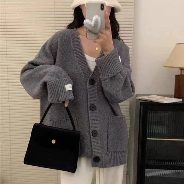 Cardigan pour femmes avec une coupe décontractée et de grandes poches Chic & Stil