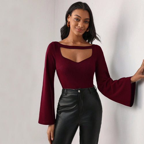 T-shirt femme avec décolleté en V profond et manches trompette élégantes Chic & Stil
