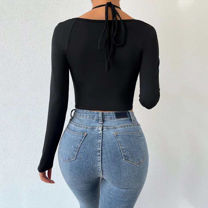 Haut court à manches longues pour femmes avec un design croisé à la mode et des fronces Chic & Stil