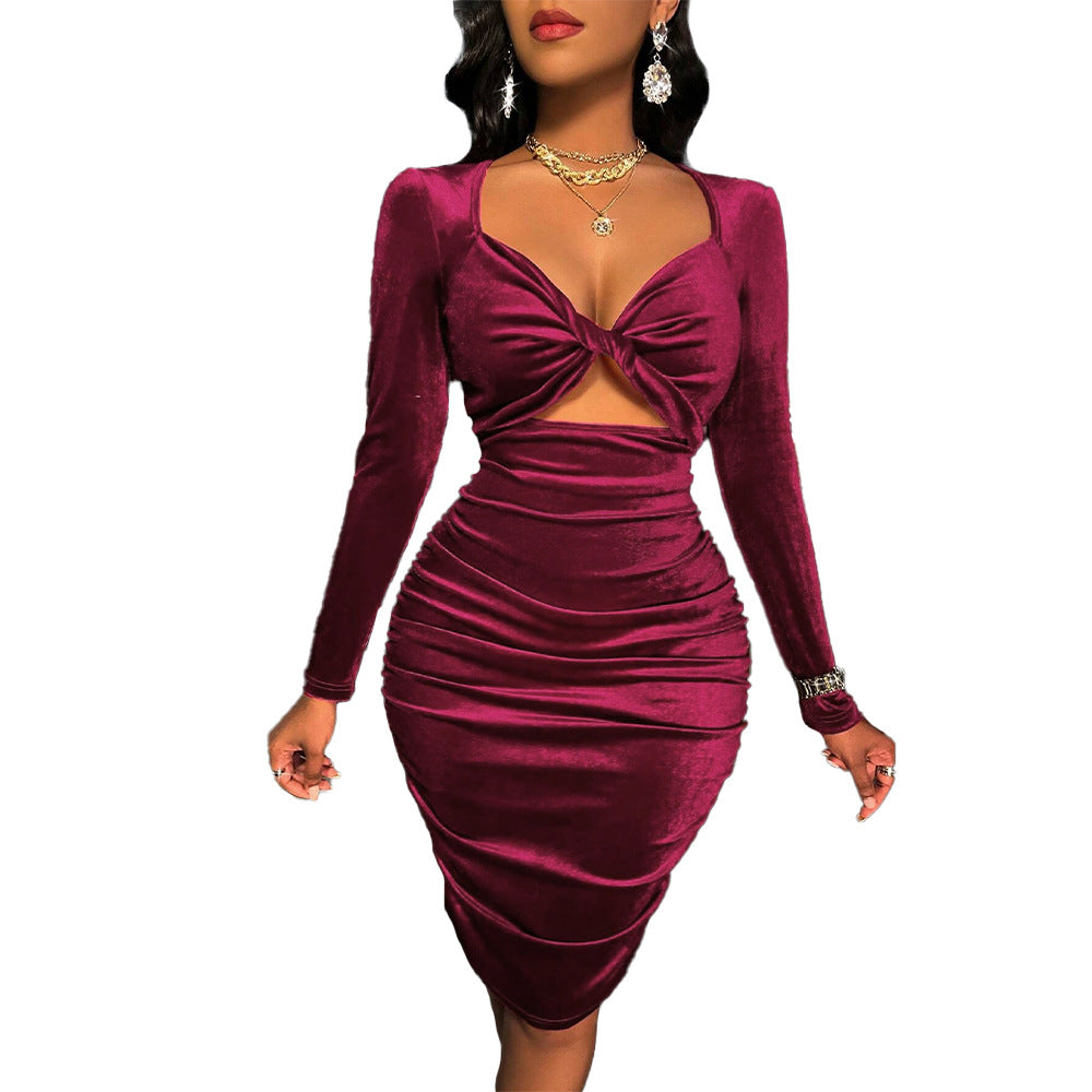 Robe enveloppante ajustée pour femmes avec décolleté en V profond et détails découpés élégants Chic & Stil
