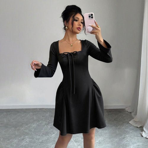 Robe femme longueur genou avec des détails de volants sophistiqués et une coupe ajustée Chic & Stil