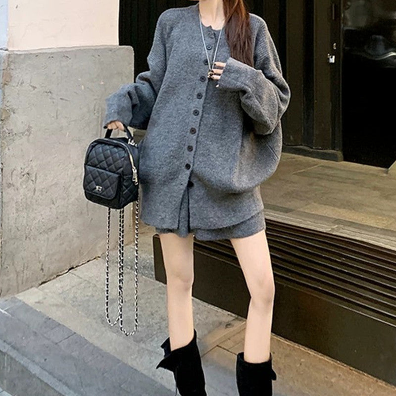 Ensemble tricoté pour femme avec design sans col et détail de bouton asymétrique Chic & Stil