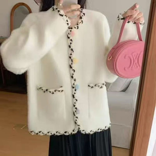 Veste câline pour femmes au style élégant avec des accents contrastants Chic & Stil