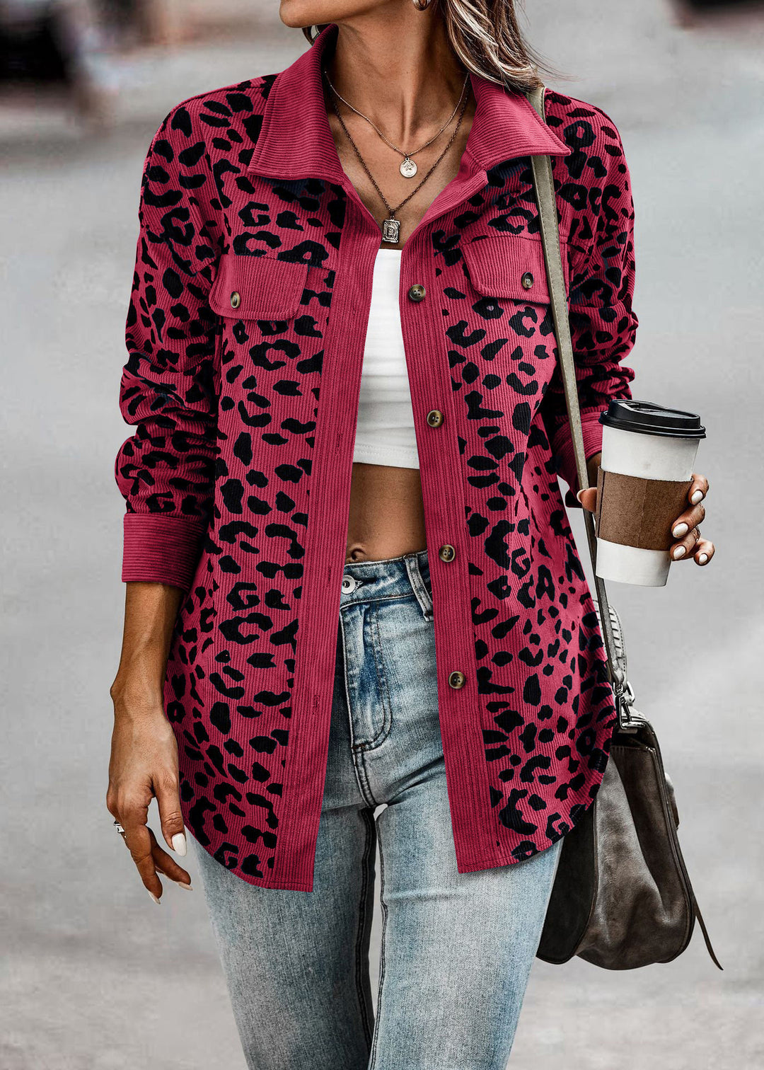 Veste en corduroy tendance pour femmes avec imprimé léopard et poches poitrine Chic & Stil