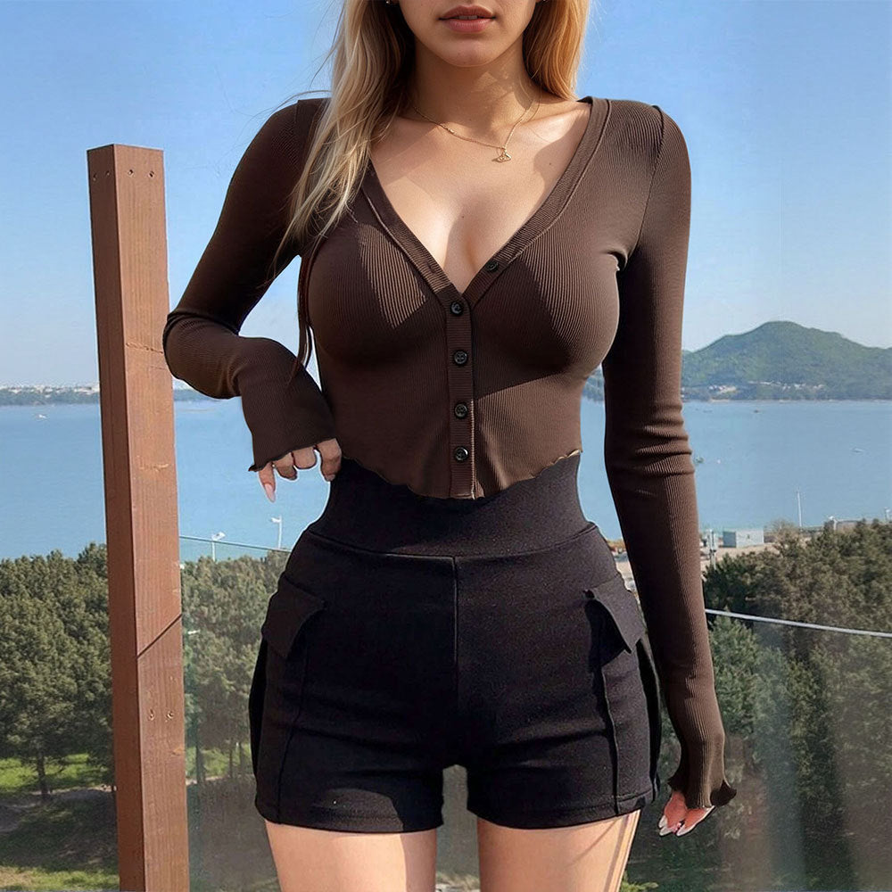 Top court à manches longues ajusté pour femmes avec décolleté en V et détail des boutons Chic & Stil
