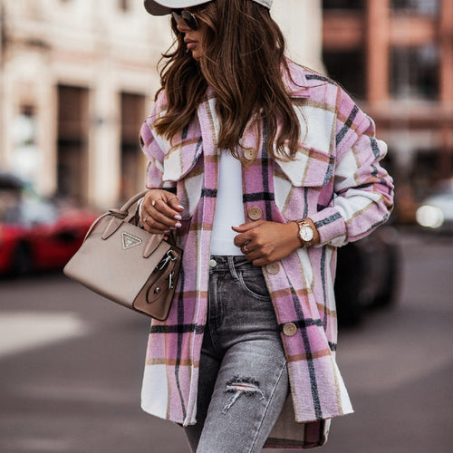 Oversized blazer jacket for women with a checkered design, featuring practical pockets and chic button details.