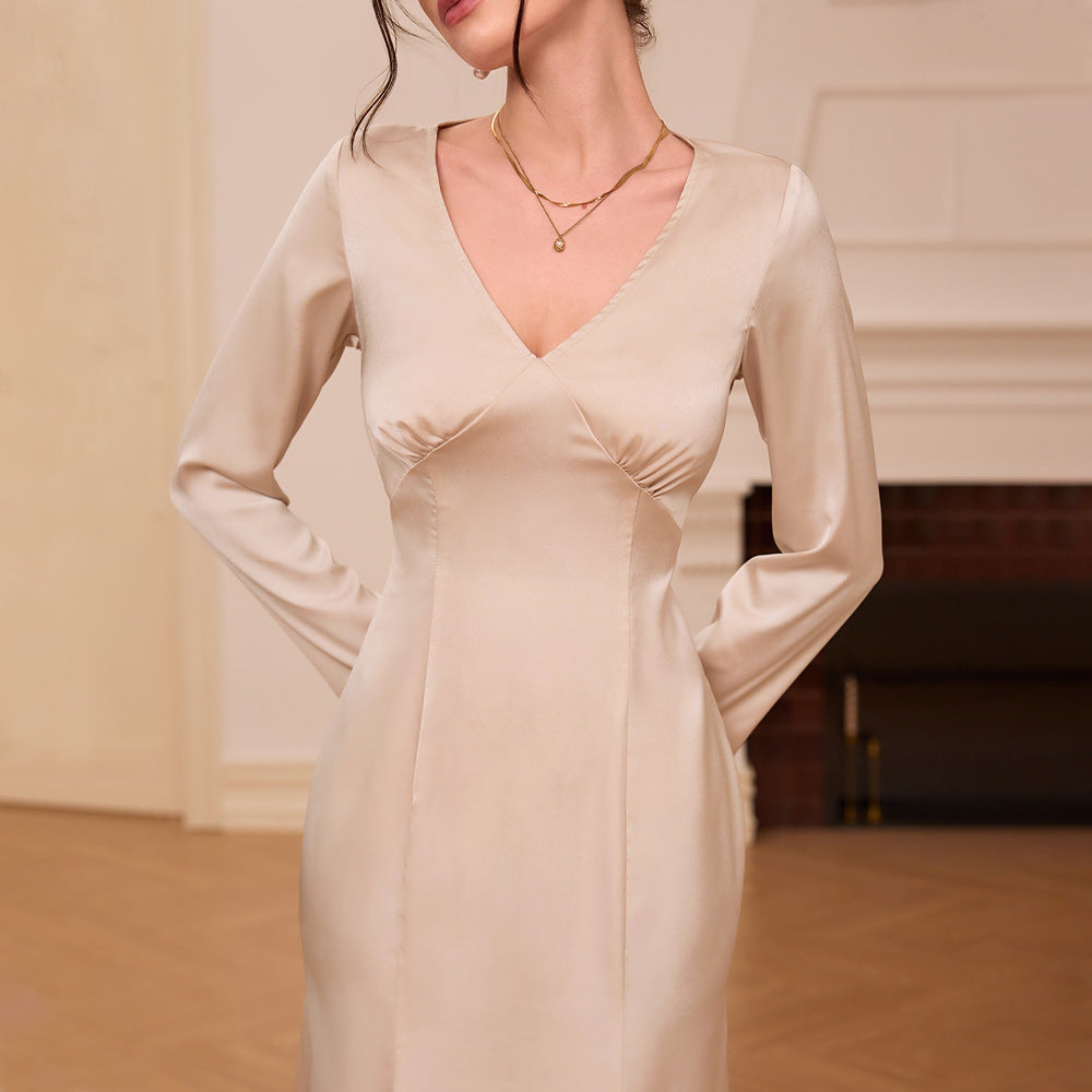 Elegant midi dress for women with V-neck and long sleeves Chic & Stil
