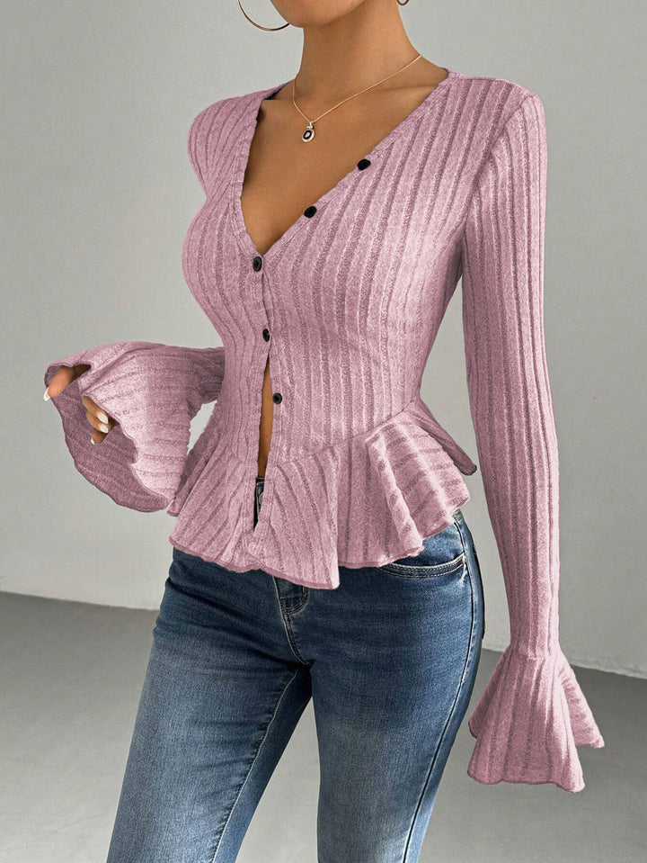 Cardigan féminin à la mode avec silhouette cintrée et détails de volants décoratifs Chic & Stil