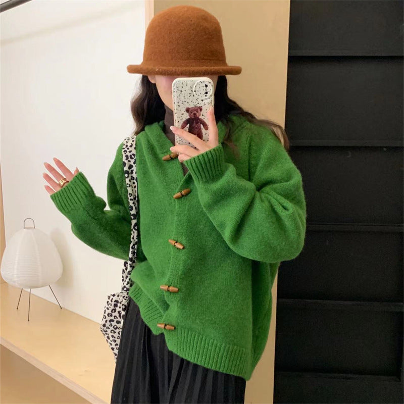 Cardigan en tricot épais pour femmes avec capuche pratique et boutons en bois décoratifs Chic & Stil