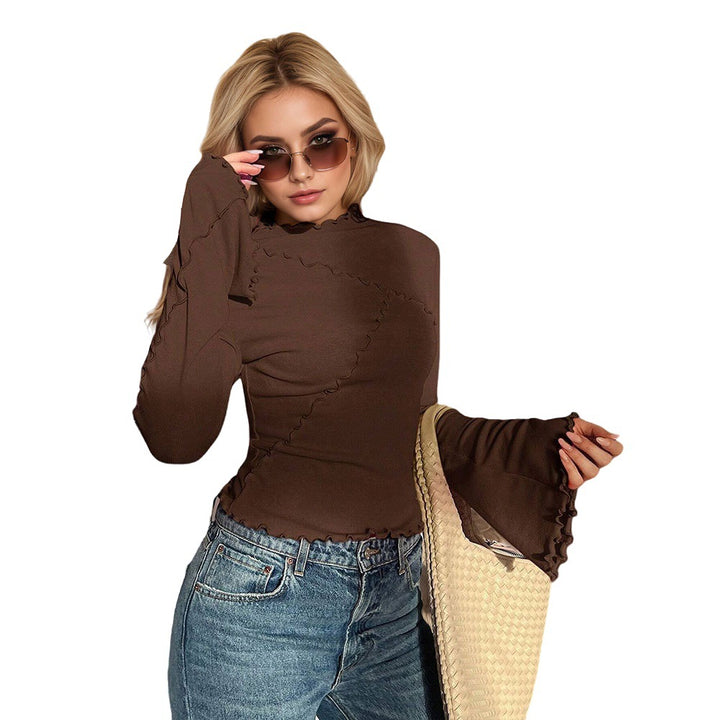 Haut féminin avec des fronces et des détails de volants décoratifs Chic & Stil