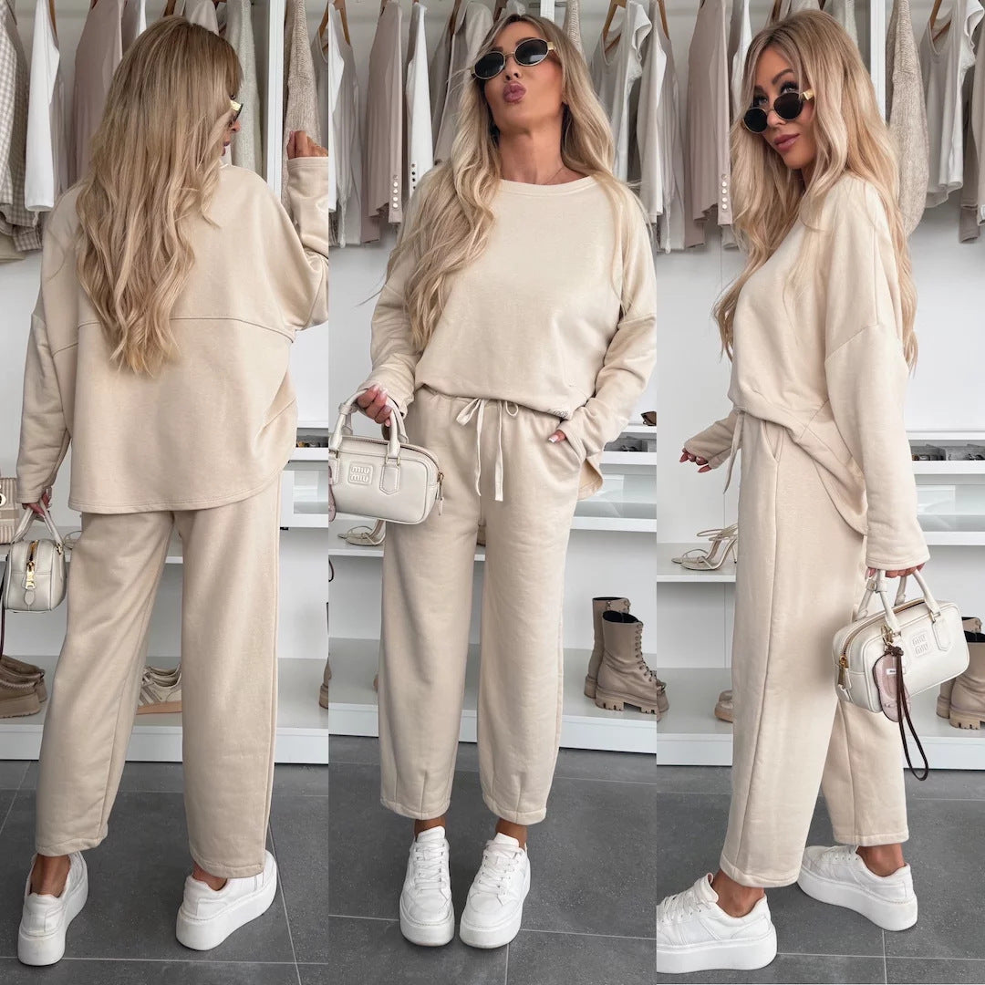 Women’s loungewear set with comfortable elastic waistband and modern sweatshirt