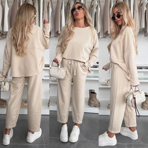 Women’s loungewear set with comfortable elastic waistband and modern sweatshirt