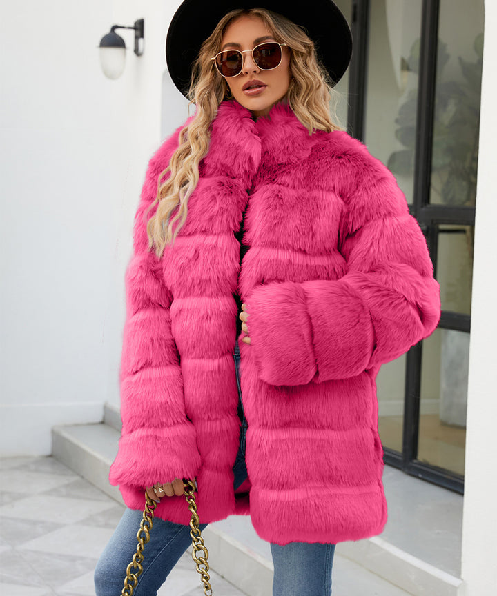 Ladies parka in comfortable faux fur with wide collar and soft details Lune London