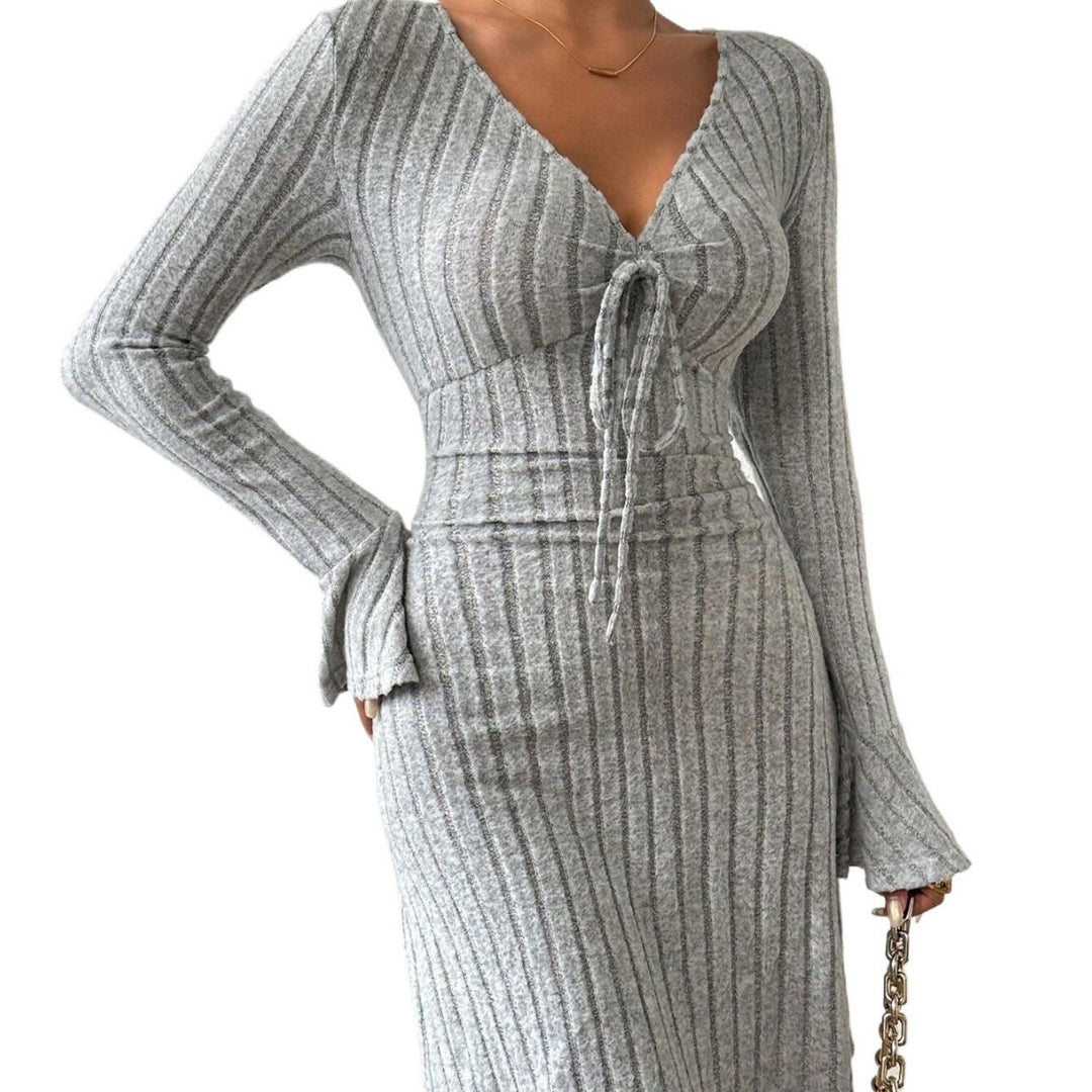 Robe tricotée pour femmes avec décolleté en V profond et liens élégants Chic & Stil