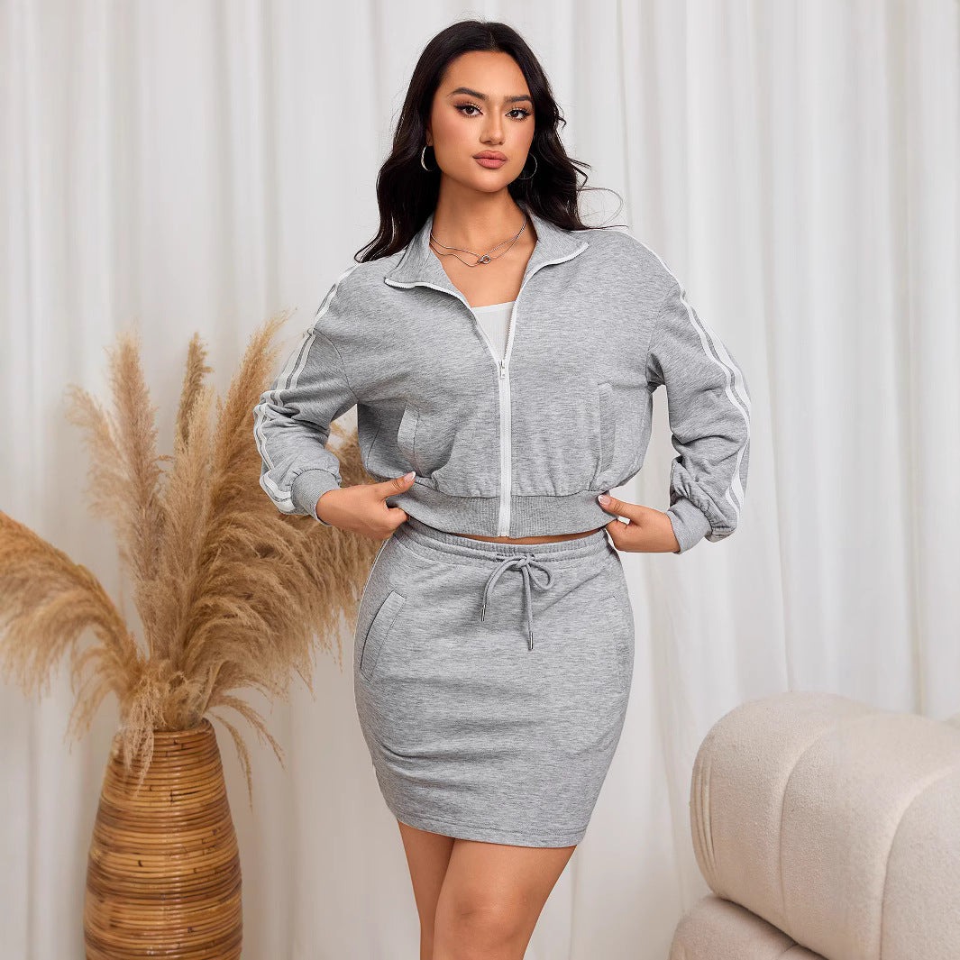 Ensemble de sport pour femme avec haut ajusté et mini jupe élégante Chic & Stil