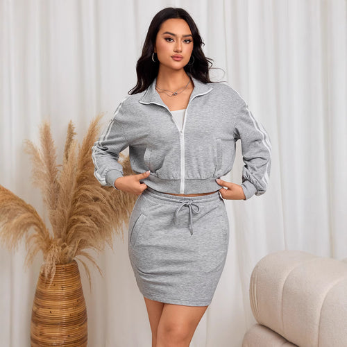 Ensemble de sport pour femme avec haut ajusté et mini jupe élégante Chic & Stil