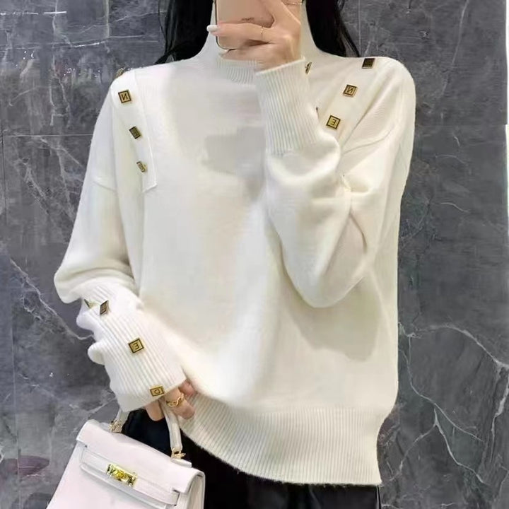 Pull à col roulé féminin tendance avec détails de boutons décoratifs Chic & Stil