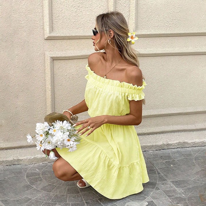 Robe d'été courte pour femmes avec un ourlet volant ludique et un design à épaules dénudées Chic & Stil