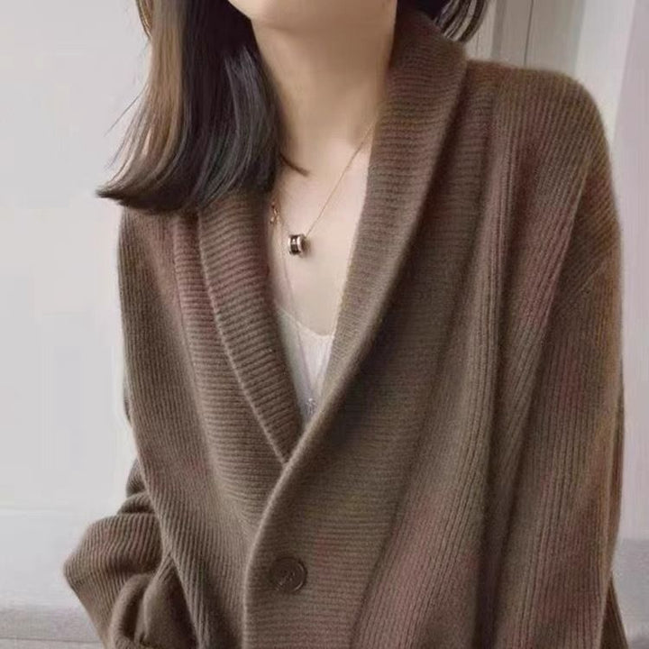 Cardigan en tricot épais pour femme avec une coupe généreuse et des revers classiques Chic & Stil