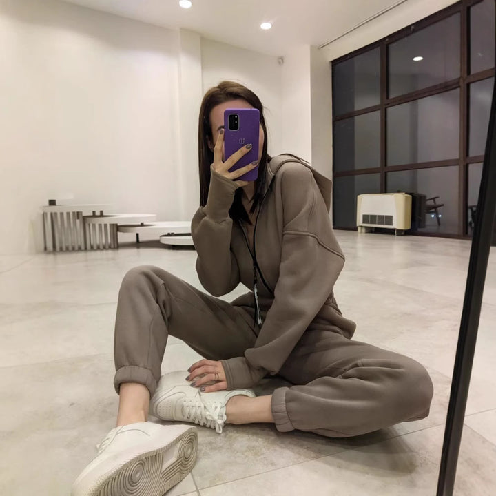 Ladies tracksuit with stylish details and elastic waist Lune London