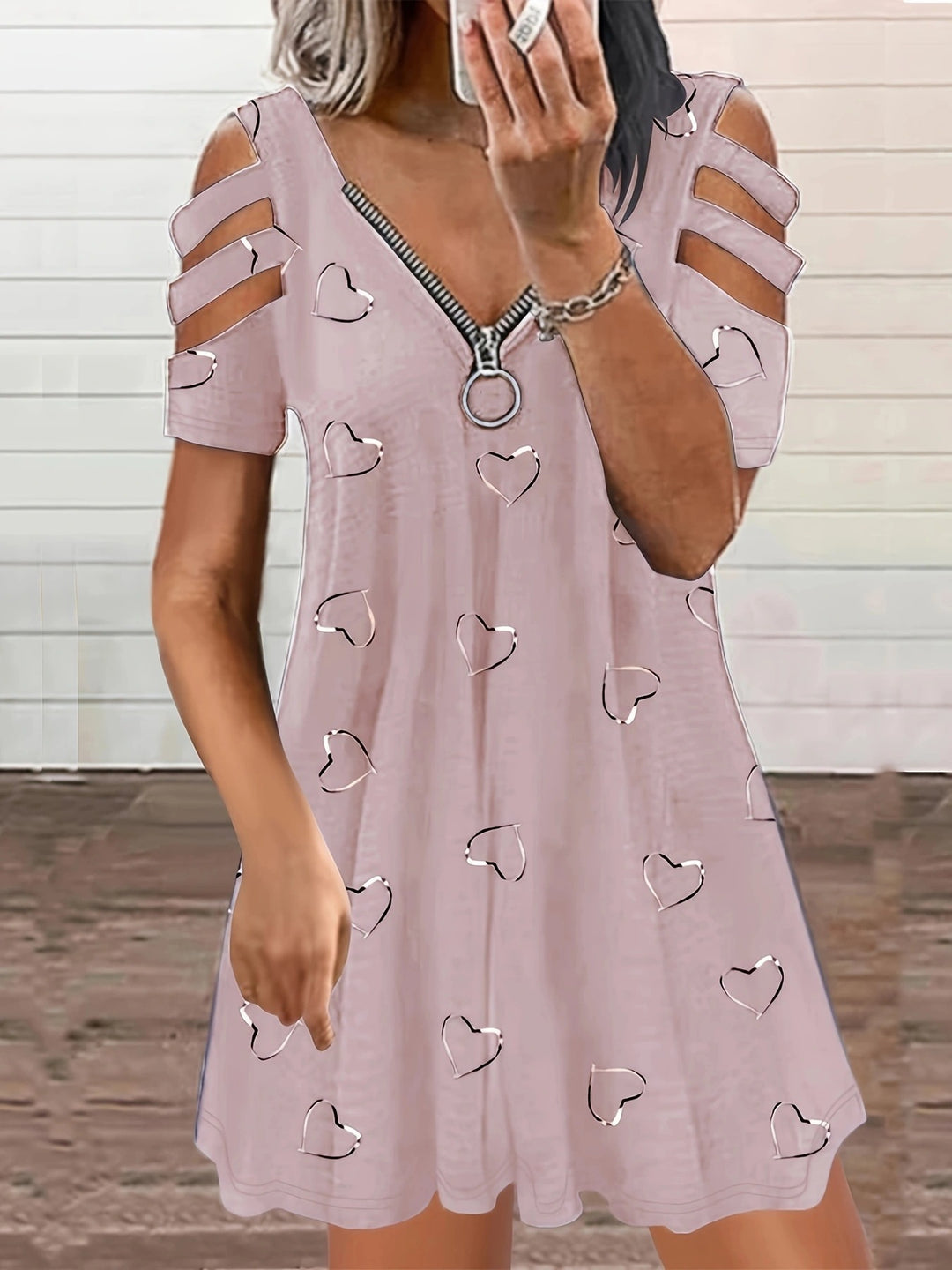 Leisure dress for women with cutout sleeves and a heart-shaped pattern Lune London