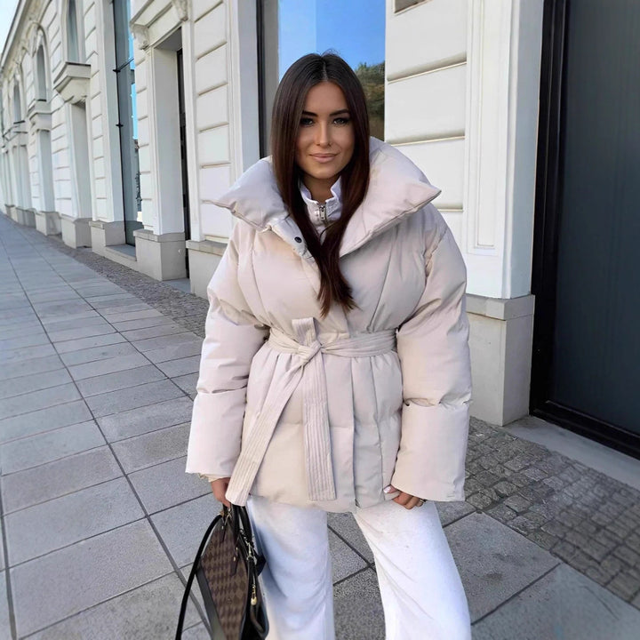 Veste matelassée tendance pour femmes avec large col et ceinture à la taille Lune London