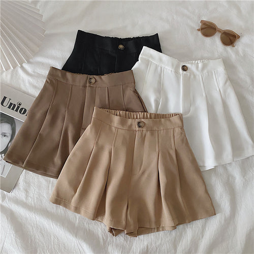 Women's elegant shorts with pleats and button detail