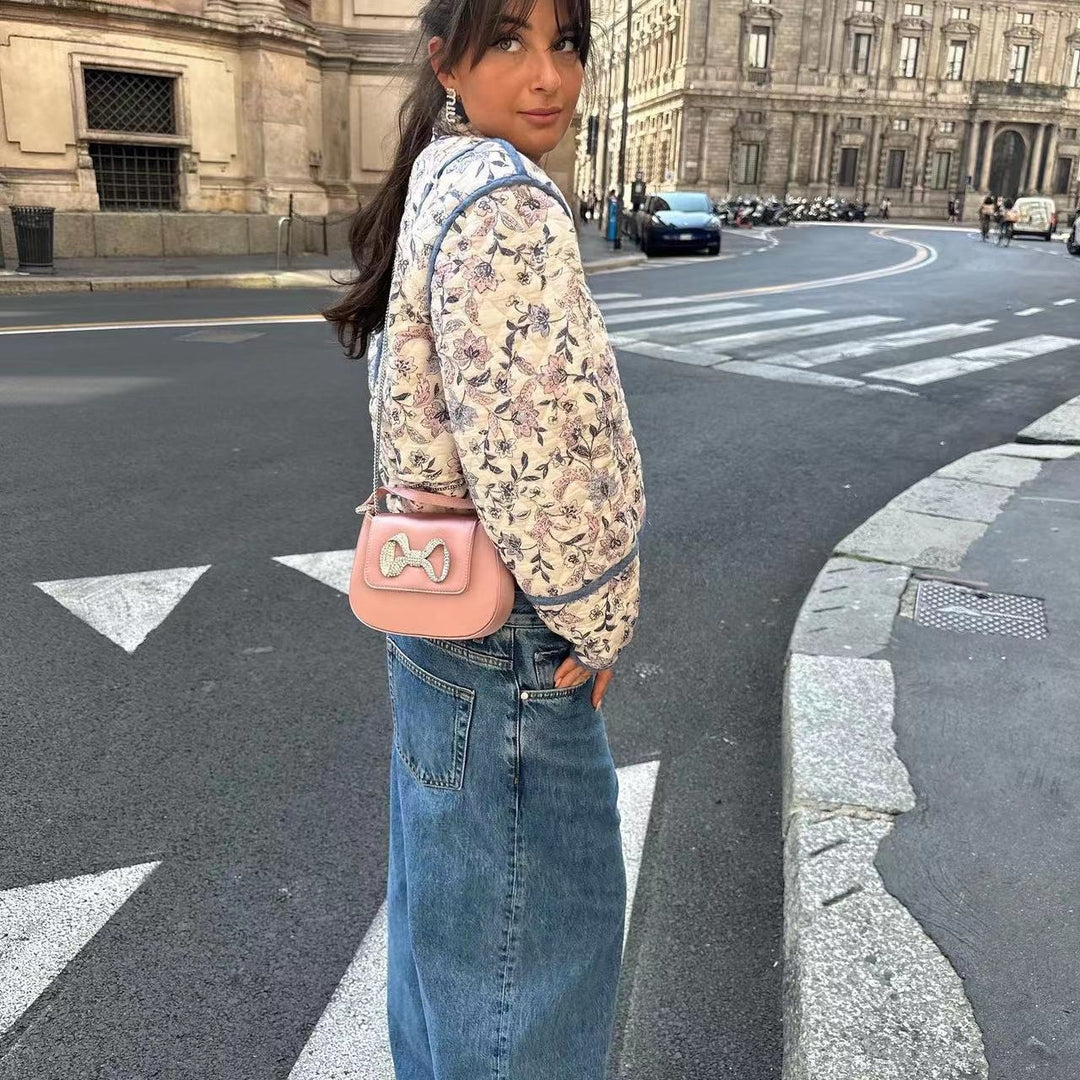 Veste courte matelassée pour femmes avec un design floral et des coutures contrastées Chic & Stil