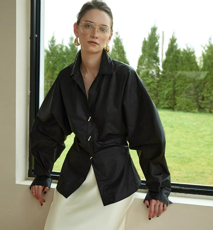 Blouse designer femme avec des manches volumineuses et des détails de boutons exquis Chic & Stil