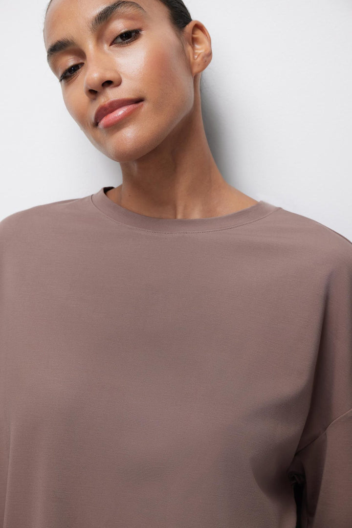 Casual jersey T-shirt for women with wide sleeves and a round neckline Lune London