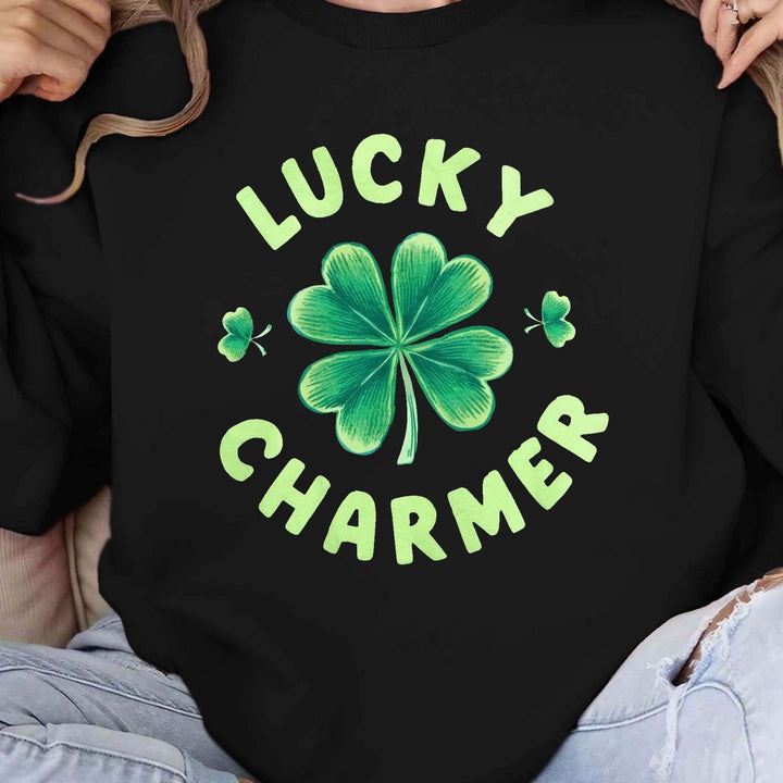 Sweatshirt pour femmes avec un design de trèfle tendance et une lettering inspirante Chic & Stil