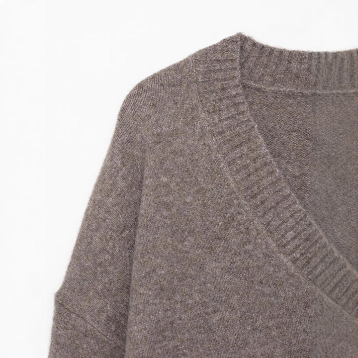 Casual sweater for women with V-neck and ribbed knit Lune London