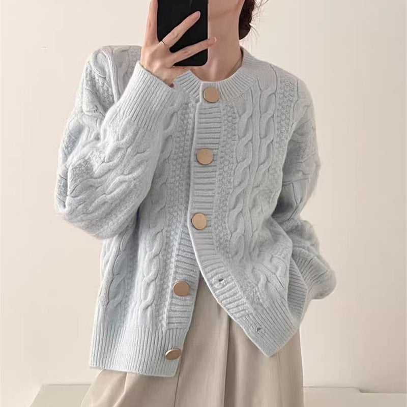 Cardigan pour femmes avec motif en câble et gros détails de bouton Chic & Stil