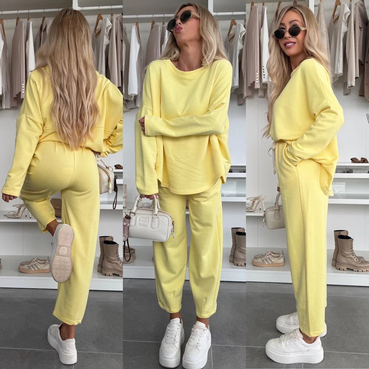 Women’s loungewear set with comfortable elastic waistband and modern sweatshirt