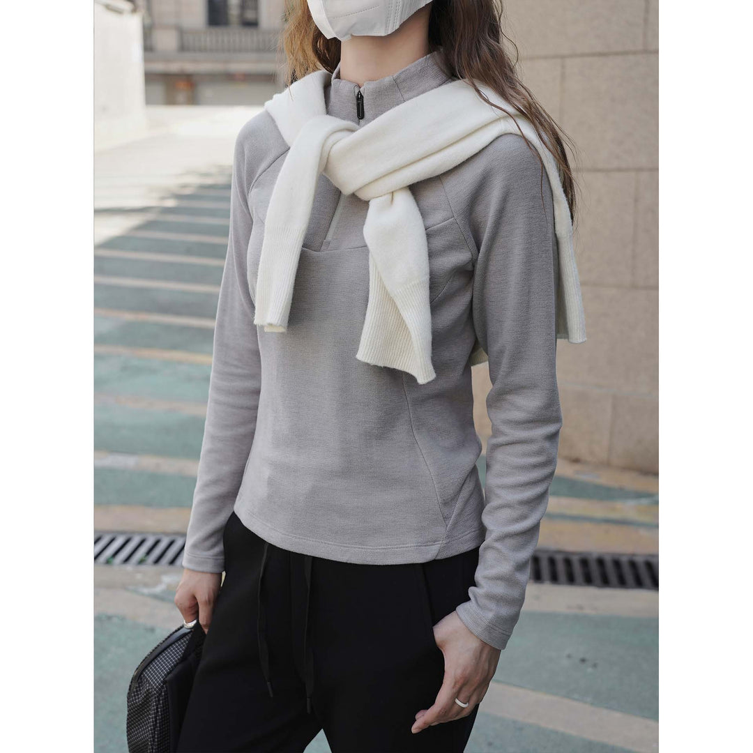 Women's fine-knit shirt with short zipper, raglan sleeves, and tailored seam design Amarae
