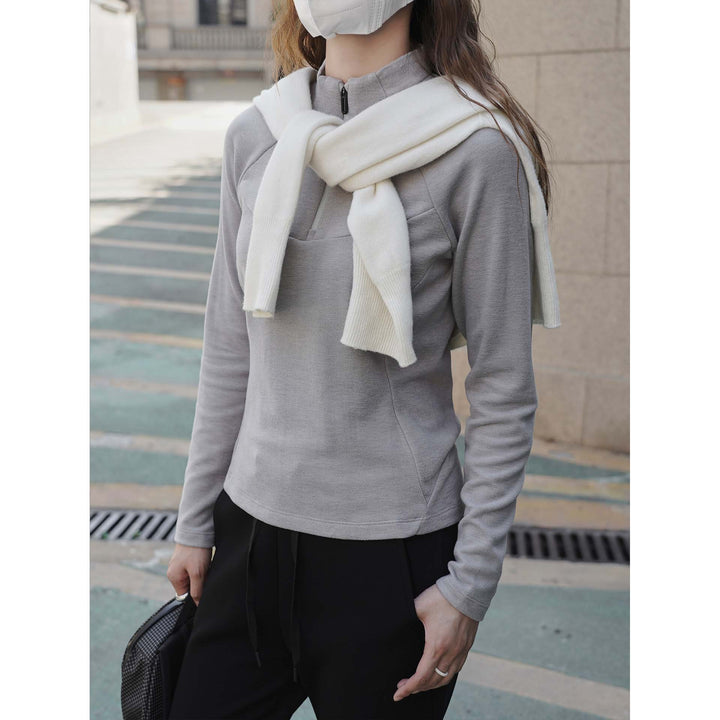 Women's fine-knit shirt with short zipper, raglan sleeves, and tailored seam design Amarae