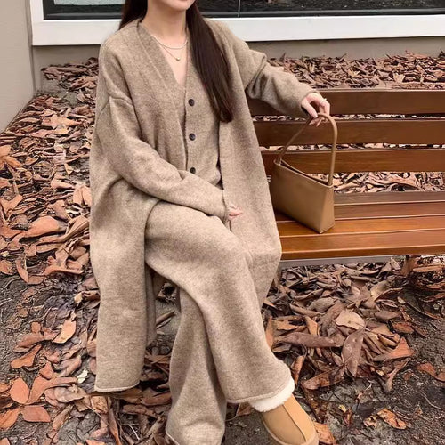 Ensemble en tricot pour femmes avec cardigan réchauffant et pantalons confortables Chic & Stil