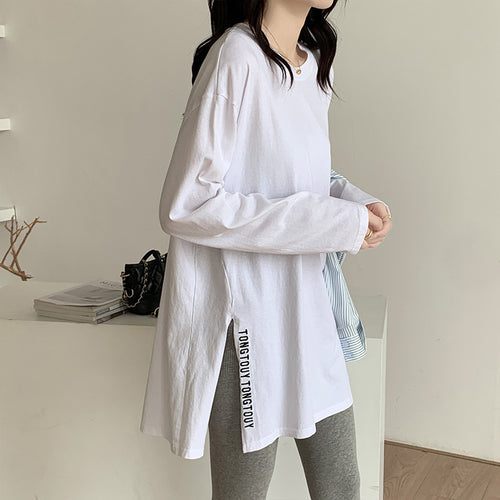 Women's longer oversized shirt with side slits and modern lettering Chic & Stil