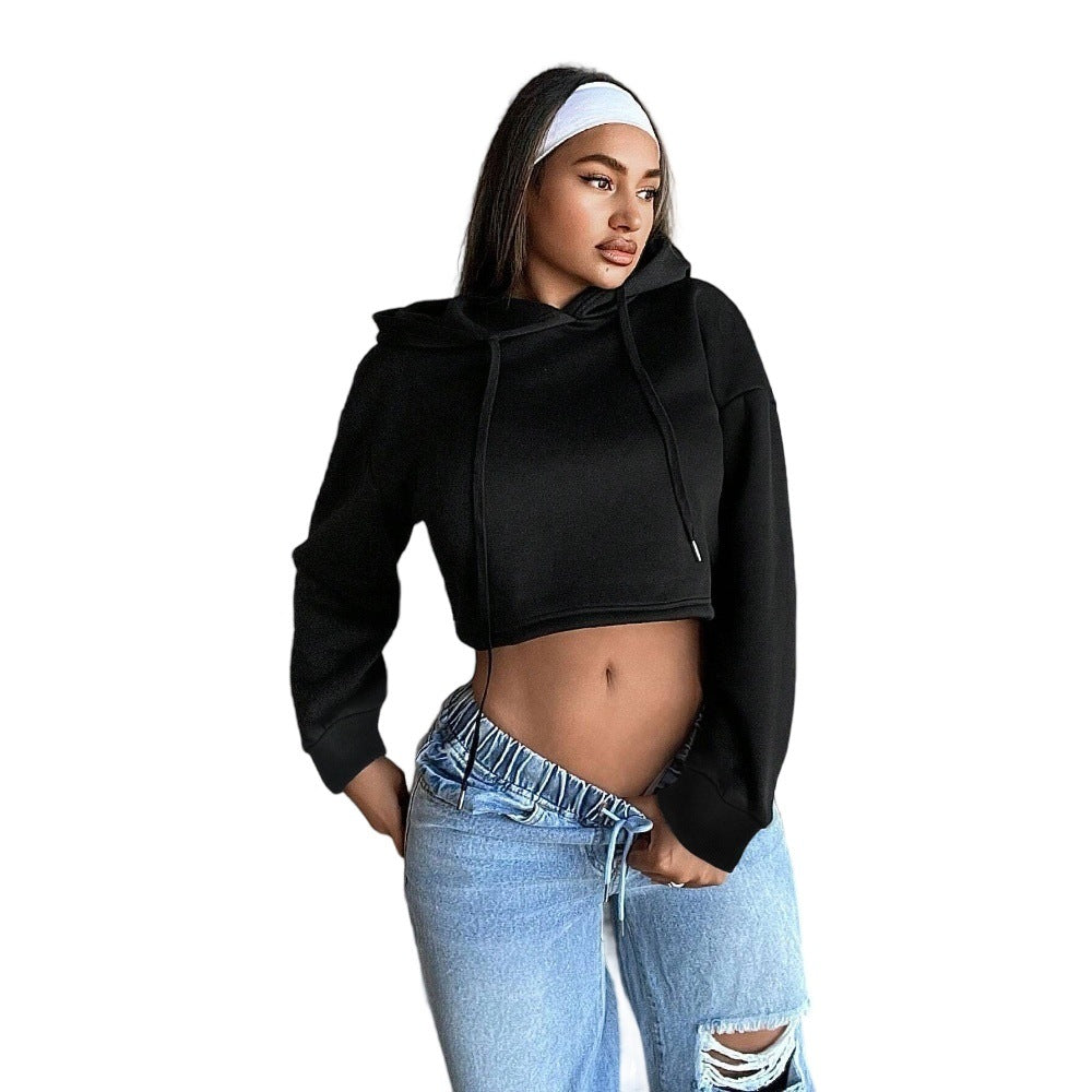 Sweatshirt court pour femmes avec une coupe décontractée et une capuche Chic & Stil
