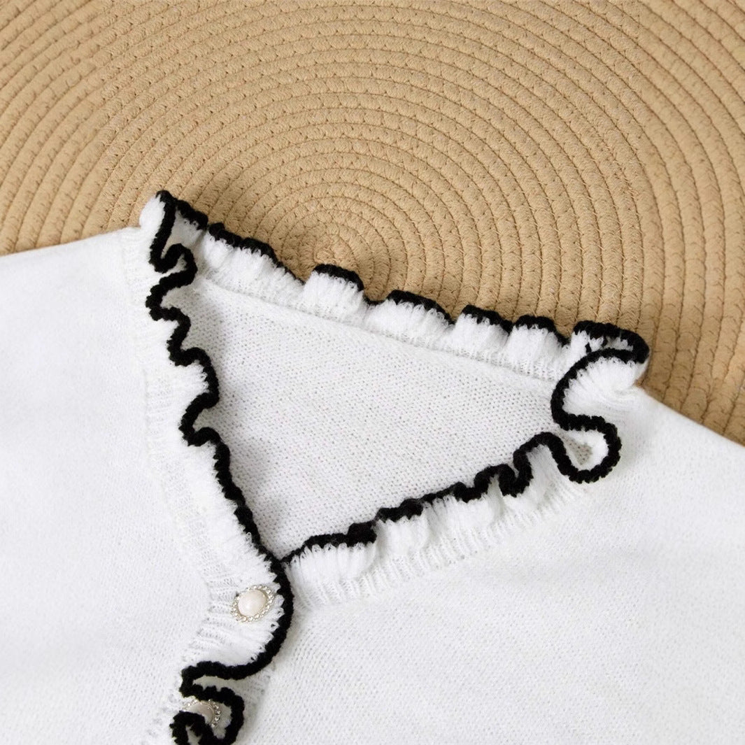 Ladies elegant sweatshirt with gathered details and pearl button Lune London