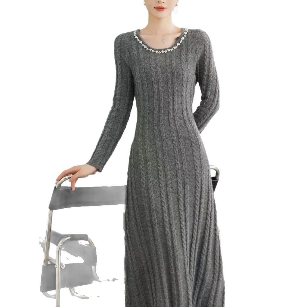 Robe en tricot élégante pour femmes avec motif en cable et détails décoratifs Chic & Stil