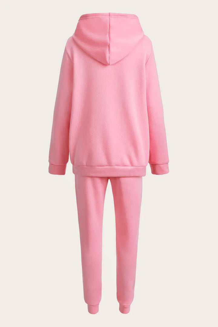 Cozy hoodie and jogger pants set for women with a practical kangaroo pocket design Lune London