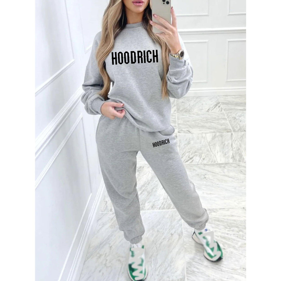 Women's casual set of sweater and joggers with sporty lettering Chic & Stil