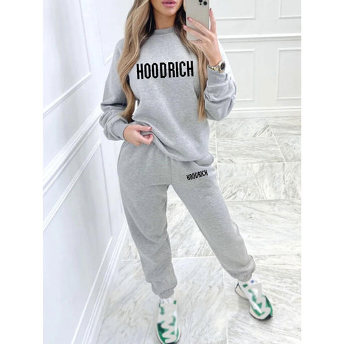 Women's casual set of sweater and joggers with sporty lettering Chic & Stil