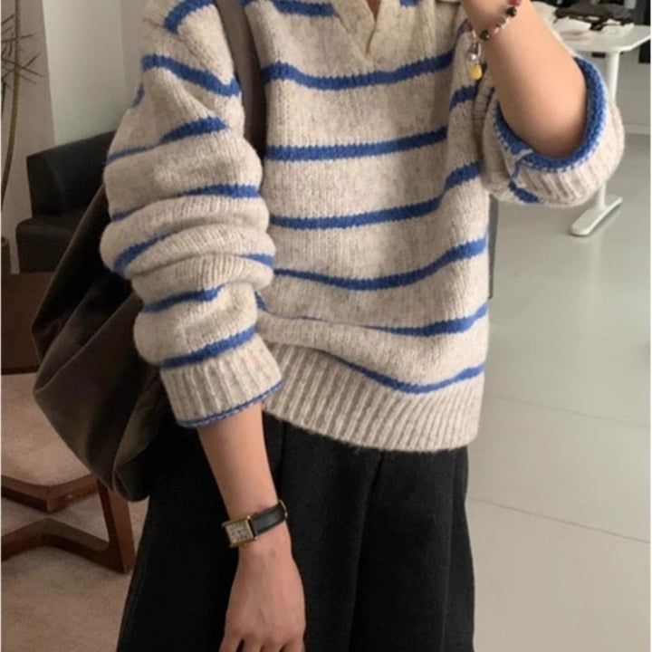 Pull en tricot pour femmes avec col en V et rayures Chic & Stil