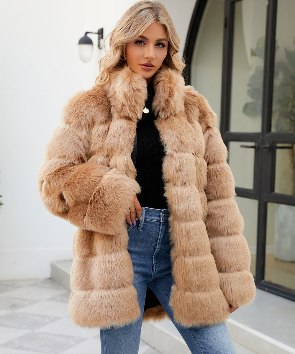 Ladies parka in comfortable faux fur with wide collar and soft details Lune London